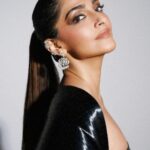 Sonam Kapoor Instagram - Liquid black! As Audrey Hepburn said, ‘Elegance is the only beauty that never fades.’ @blenderspridefashiontour #BlendersPrideFashionNXT ​ #BlendersPride #NXTinFashion @blenderspridefashiontour Outfit @rimzimdaduofficial Photographer : @vaishnavpraveen Styling : @rheakapoor @devanshi.15 Makeup and hair : @namratasoni Video : @pranavgoswamy Makeup assistant : @makeupbyridhi Styling assistant : @shivikapaliwal Mumbai, Maharashtra
