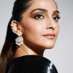 Sonam Kapoor Instagram - Liquid black! As Audrey Hepburn said, ‘Elegance is the only beauty that never fades.’ @blenderspridefashiontour #BlendersPrideFashionNXT ​ #BlendersPride #NXTinFashion @blenderspridefashiontour Outfit @rimzimdaduofficial Photographer : @vaishnavpraveen Styling : @rheakapoor @devanshi.15 Makeup and hair : @namratasoni Video : @pranavgoswamy Makeup assistant : @makeupbyridhi Styling assistant : @shivikapaliwal Mumbai, Maharashtra