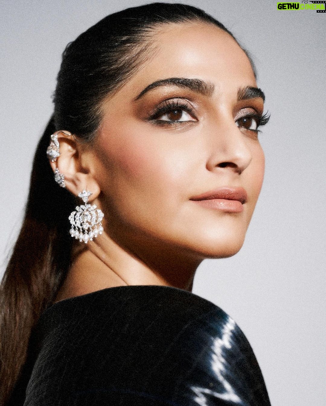 Sonam Kapoor Instagram - Liquid black! As Audrey Hepburn said, ‘Elegance is the only beauty that never fades.’ @blenderspridefashiontour #BlendersPrideFashionNXT #BlendersPride #NXTinFashion @blenderspridefashiontour Outfit @rimzimdaduofficial Photographer : @vaishnavpraveen Styling : @rheakapoor @devanshi.15 Makeup and hair : @namratasoni Video : @pranavgoswamy Makeup assistant : @makeupbyridhi Styling assistant : @shivikapaliwal Mumbai, Maharashtra