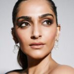 Sonam Kapoor Instagram - Liquid black! As Audrey Hepburn said, ‘Elegance is the only beauty that never fades.’ @blenderspridefashiontour #BlendersPrideFashionNXT ​ #BlendersPride #NXTinFashion @blenderspridefashiontour Outfit @rimzimdaduofficial Photographer : @vaishnavpraveen Styling : @rheakapoor @devanshi.15 Makeup and hair : @namratasoni Video : @pranavgoswamy Makeup assistant : @makeupbyridhi Styling assistant : @shivikapaliwal Mumbai, Maharashtra