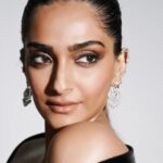Sonam Kapoor Instagram - Liquid black! As Audrey Hepburn said, ‘Elegance is the only beauty that never fades.’ @blenderspridefashiontour #BlendersPrideFashionNXT ​ #BlendersPride #NXTinFashion @blenderspridefashiontour Outfit @rimzimdaduofficial Photographer : @vaishnavpraveen Styling : @rheakapoor @devanshi.15 Makeup and hair : @namratasoni Video : @pranavgoswamy Makeup assistant : @makeupbyridhi Styling assistant : @shivikapaliwal Mumbai, Maharashtra
