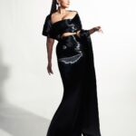 Sonam Kapoor Instagram - Liquid black! As Audrey Hepburn said, ‘Elegance is the only beauty that never fades.’ @blenderspridefashiontour #BlendersPrideFashionNXT ​ #BlendersPride #NXTinFashion @blenderspridefashiontour Outfit @rimzimdaduofficial Photographer : @vaishnavpraveen Styling : @rheakapoor @devanshi.15 Makeup and hair : @namratasoni Video : @pranavgoswamy Makeup assistant : @makeupbyridhi Styling assistant : @shivikapaliwal Mumbai, Maharashtra