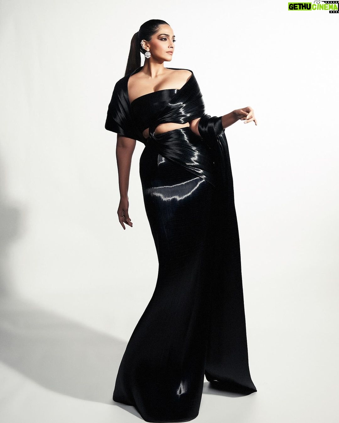 Sonam Kapoor Instagram - Liquid black! As Audrey Hepburn said, ‘Elegance is the only beauty that never fades.’ @blenderspridefashiontour #BlendersPrideFashionNXT #BlendersPride #NXTinFashion @blenderspridefashiontour Outfit @rimzimdaduofficial Photographer : @vaishnavpraveen Styling : @rheakapoor @devanshi.15 Makeup and hair : @namratasoni Video : @pranavgoswamy Makeup assistant : @makeupbyridhi Styling assistant : @shivikapaliwal Mumbai, Maharashtra
