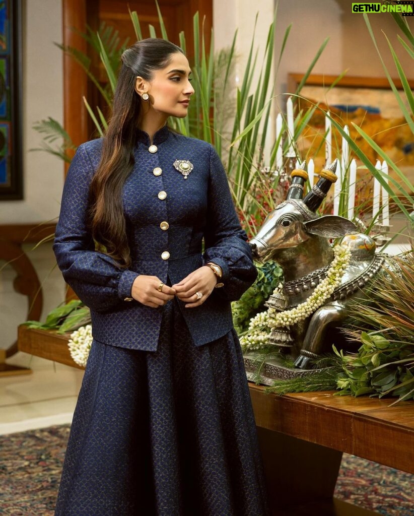 Sonam Kapoor Instagram - A lunch that spoke about the abundance India has to offer. Thank you to Siya, Ira, Karan, Rajnish and Marut for helping me organise and beautifully presenting our country’s offerings to our guests. Thank you my dear dear friend @kunalrawalofficial for designing this bespoke outfit for me.. one of my favourites I’ve worn so far. This is truly a glimpse of modern india. 📸 @dinesh_ahuja 📸 @aviraj Delhi