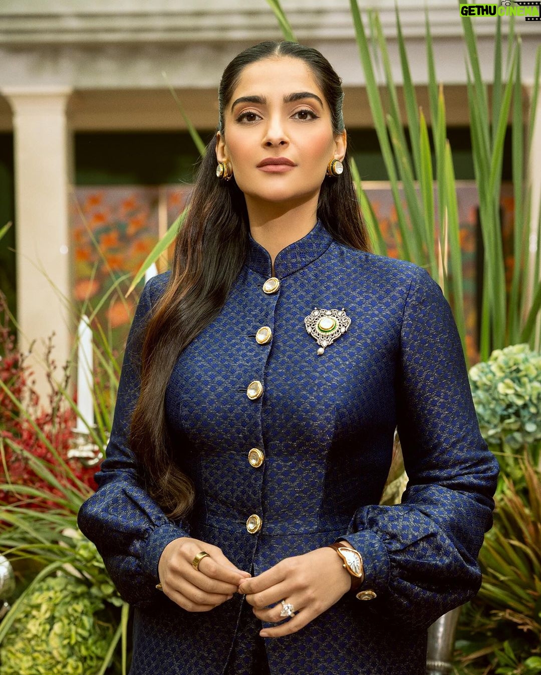 Sonam Kapoor Instagram - A lunch that spoke about the abundance India has to offer. Thank you to Siya, Ira, Karan, Rajnish and Marut for helping me organise and beautifully presenting our country’s offerings to our guests. Thank you my dear dear friend @kunalrawalofficial for designing this bespoke outfit for me.. one of my favourites I’ve worn so far. This is truly a glimpse of modern india. 📸 @dinesh_ahuja 📸 @aviraj Delhi