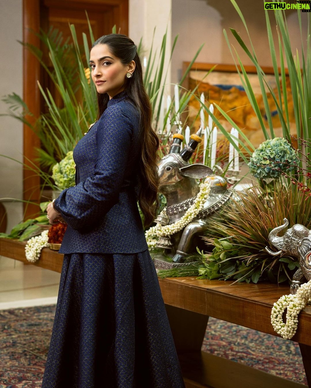 Sonam Kapoor Instagram - A lunch that spoke about the abundance India has to offer. Thank you to Siya, Ira, Karan, Rajnish and Marut for helping me organise and beautifully presenting our country’s offerings to our guests. Thank you my dear dear friend @kunalrawalofficial for designing this bespoke outfit for me.. one of my favourites I’ve worn so far. This is truly a glimpse of modern india. 📸 @dinesh_ahuja 📸 @aviraj Delhi