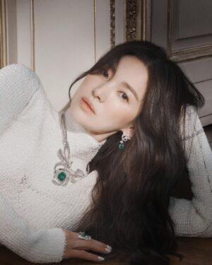 Song Hye-kyo Instagram - @harpersbazaarhk 
@chaumetofficial 

📸 @hongjanghyun