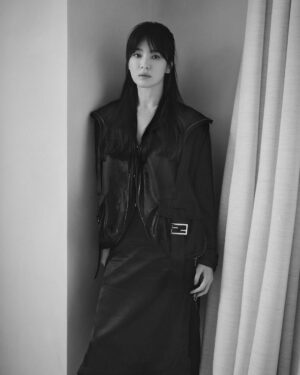 Song Hye-kyo Instagram - @fendi 💛
@wkorea 💛