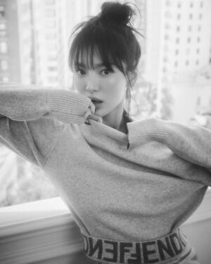 Song Hye-kyo Instagram - @fendi 💛 #peekaboo

B-cut @ellekorea
