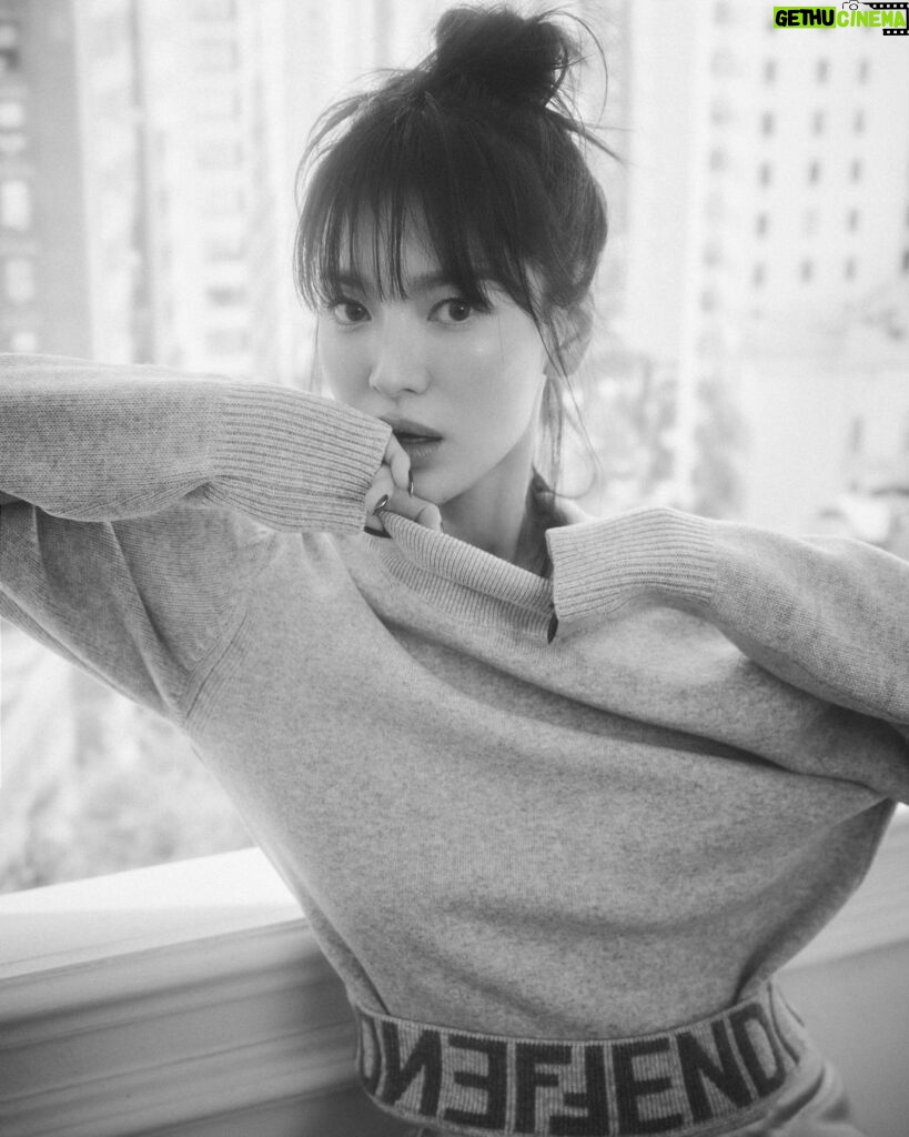 Song Hye-kyo Instagram - @fendi 💛 #peekaboo B-cut @ellekorea
