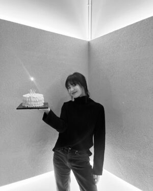 Song Hye-kyo Instagram - 저의 생일을 축하 해 주신 모든 분들께 감사 인사를 전합니다. 
보내주신 꽃과 선물 모두 잘 받았습니다. 
감사합니다^^
변함없이 사랑해 주시는 팬분들 덕분에 하루하루 감사한 마음으로 건강하게 잘 지내고 있습니다!
여러분 모두 늘 건강 하시고 행복한 일들만 가득 하시길 바랍니다❤️

Thank you for all the birthday wishes. All the flowers and gifts you sent me are beautiful~
I am spending a very healthy and happy day to day thanks to the unchanging love and trust my lovely fans give me.
I hope you always stay healthy and happy!❤️