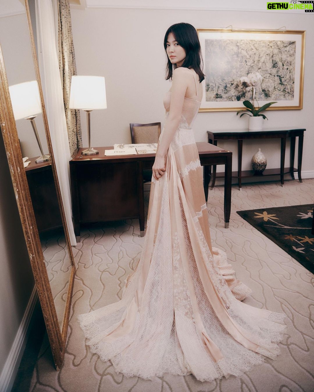 Song Hye-kyo - 2.6 Million Likes - Final fitting for the Met Gala š
šø @parkjongha