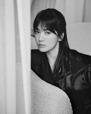 Song Hye-kyo Instagram - @fendi 💛
@wkorea 💛