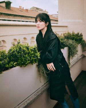 Song Hye-kyo Instagram - @fendi 💛
@wkorea 💛