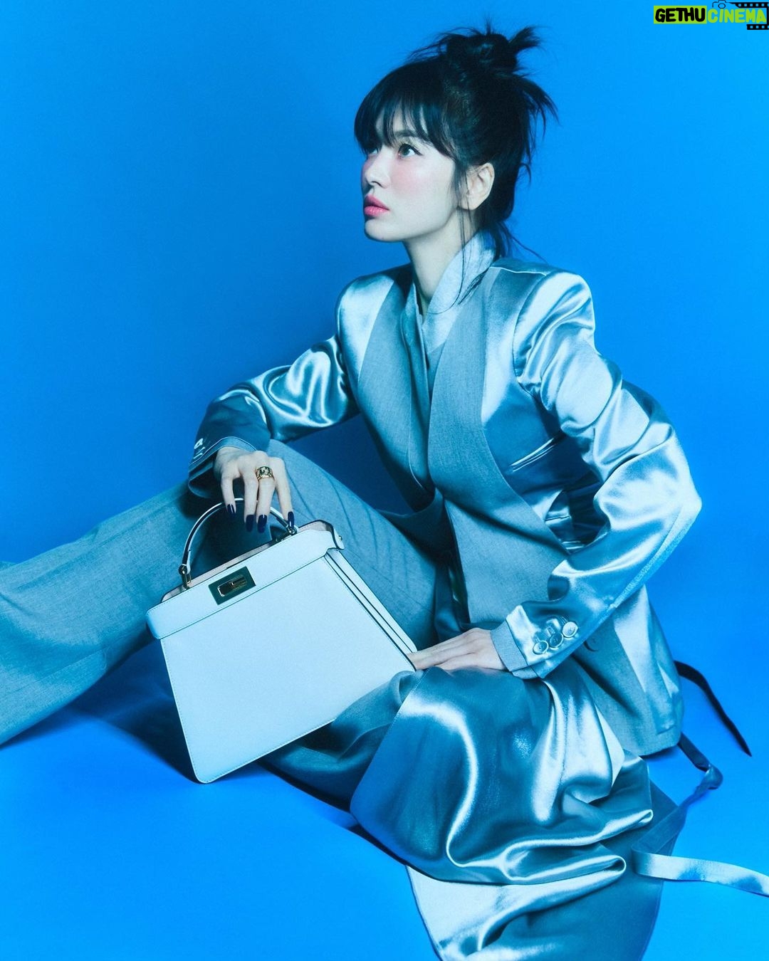 Song Hye-kyo - 2.4 Million Likes - @fendi š #peekaboo
B-cut @ellekorea