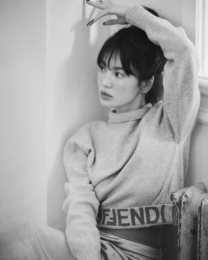Song Hye-kyo Instagram - @fendi 💛 #peekaboo

B-cut @ellekorea