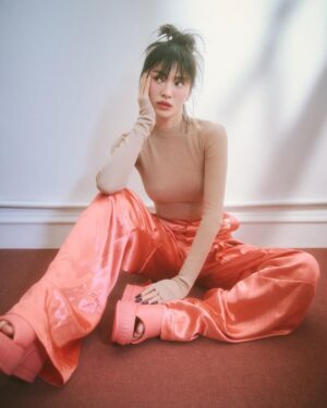 Song Hye-kyo Instagram - @fendi 💛 #peekaboo

B-cut @ellekorea