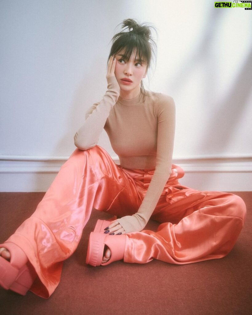 Song Hye-kyo Instagram - @fendi 💛 #peekaboo B-cut @ellekorea