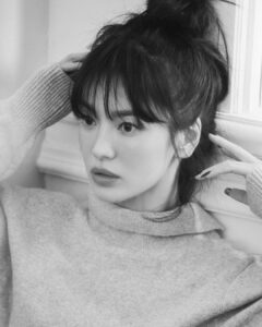 Song Hye-kyo Instagram - @fendi 💛 #peekaboo B-cut @ellekorea