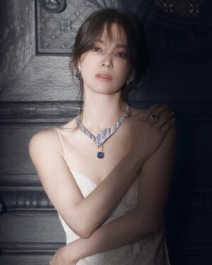 Song Hye-kyo Instagram - @harpersbazaarhk 
@chaumetofficial 

📸 @hongjanghyun