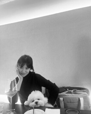 Song Hye-kyo Instagram - 저의 생일을 축하 해 주신 모든 분들께 감사 인사를 전합니다. 
보내주신 꽃과 선물 모두 잘 받았습니다. 
감사합니다^^
변함없이 사랑해 주시는 팬분들 덕분에 하루하루 감사한 마음으로 건강하게 잘 지내고 있습니다!
여러분 모두 늘 건강 하시고 행복한 일들만 가득 하시길 바랍니다❤️

Thank you for all the birthday wishes. All the flowers and gifts you sent me are beautiful~
I am spending a very healthy and happy day to day thanks to the unchanging love and trust my lovely fans give me.
I hope you always stay healthy and happy!❤️