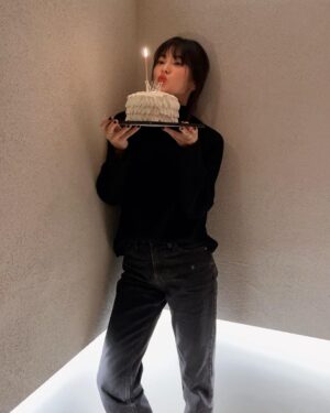 Song Hye-kyo Instagram - 저의 생일을 축하 해 주신 모든 분들께 감사 인사를 전합니다. 
보내주신 꽃과 선물 모두 잘 받았습니다. 
감사합니다^^
변함없이 사랑해 주시는 팬분들 덕분에 하루하루 감사한 마음으로 건강하게 잘 지내고 있습니다!
여러분 모두 늘 건강 하시고 행복한 일들만 가득 하시길 바랍니다❤️

Thank you for all the birthday wishes. All the flowers and gifts you sent me are beautiful~
I am spending a very healthy and happy day to day thanks to the unchanging love and trust my lovely fans give me.
I hope you always stay healthy and happy!❤️