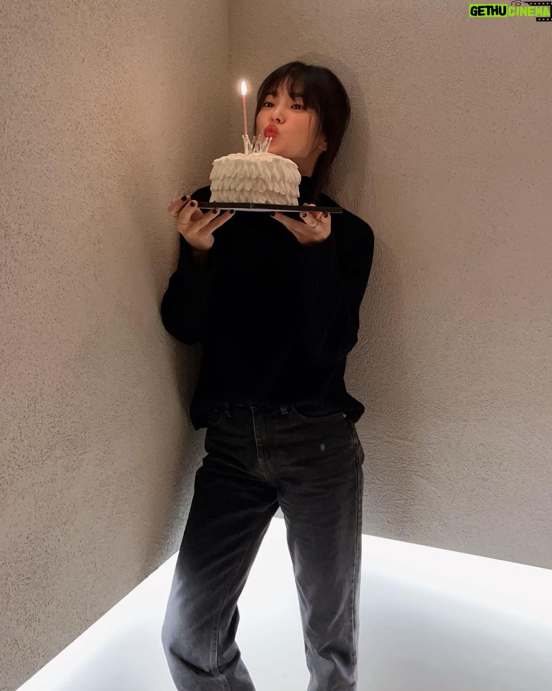 Song Hye-kyo - 1.9 Million Likes - ģ ģ ģģ¼ģ ģ¶ķ ķ“ ģ£¼ģ ėŖØė ė¶ė¤ź» ź°ģ¬ ģøģ¬ė„¼ ģ ķ©ėė¤.
볓ė“ģ£¼ģ ź½ź³¼ ģ 물 ėŖØė ģ ė°ģģµėė¤.
ź°ģ¬ķ©ėė¤^^
ė³ķØģģ“ ģ¬ėķ“ ģ£¼ģė ķ¬ė¶ė¤ ėė¶ģ ķ루ķ루 ź°ģ¬ķ ė§ģģ¼ė” 걓ź°ķź² ģ ģ§ė“ź³ ģģµėė¤!
ģ¬ė¬ė¶ ėŖØė ė ź±“ź° ķģź³ ķė³µķ ģ¼ė¤ė§ ź°ė ķģźøø ė°ėėė¤ā¤ļø
Thank you for all the birthday wishes. All the flowers and gifts you sent me are beautiful~
I am spending a very healthy and happy day to day thanks to the unchanging love and trust my lovely fans give me.
I hope you always stay healthy and happy!ā¤ļø