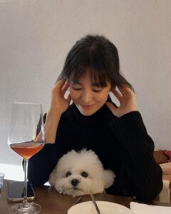 Song Hye-kyo Instagram - 저의 생일을 축하 해 주신 모든 분들께 감사 인사를 전합니다. 보내주신 꽃과 선물 모두 잘 받았습니다. 감사합니다^^ 변함없이 사랑해 주시는 팬분들 덕분에 하루하루 감사한 마음으로 건강하게 잘 지내고 있습니다! 여러분 모두 늘 건강 하시고 행복한 일들만 가득 하시길 바랍니다❤️ Thank you for all the birthday wishes. All the flowers and gifts you sent me are beautiful~ I am spending a very healthy and happy day to day thanks to the unchanging love and trust my lovely fans give me. I hope you always stay healthy and happy!❤️