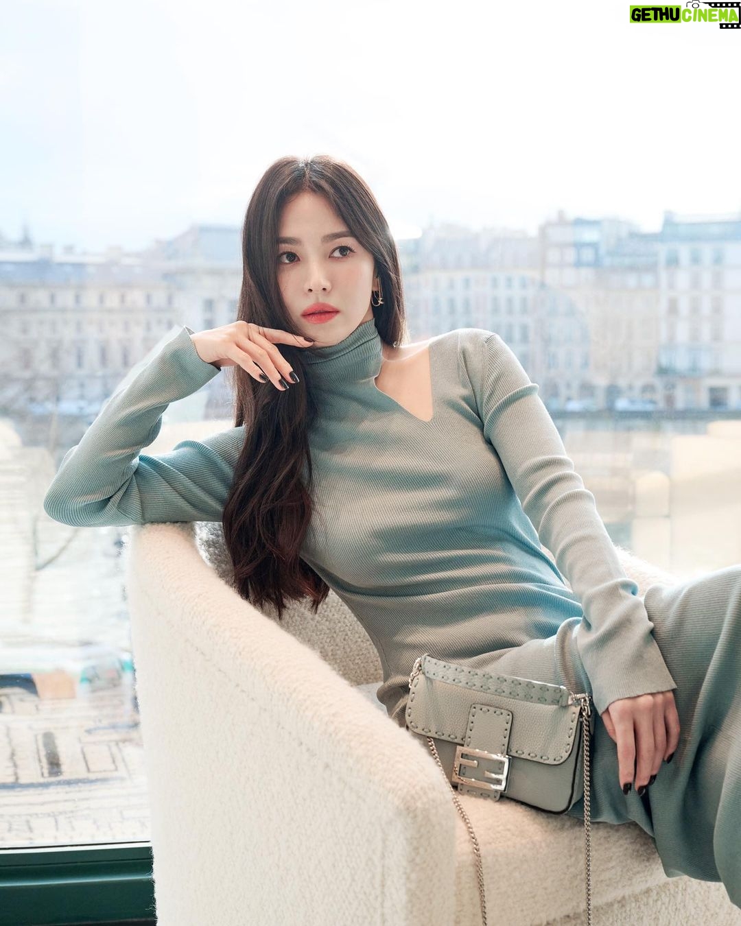 Song Hye-kyo - 2.5 Million Likes - @fendi
@voguekorea