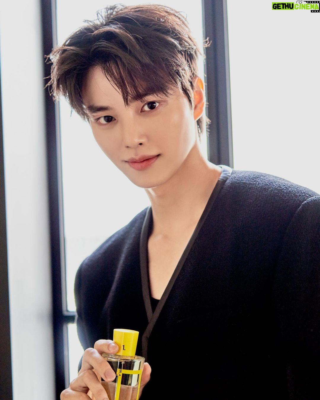 Song Kang Instagram - @acquadiparma_official @design.by.samuelroSS @Sr.asr.a #아쿠아디파르마 🥰😍☺️