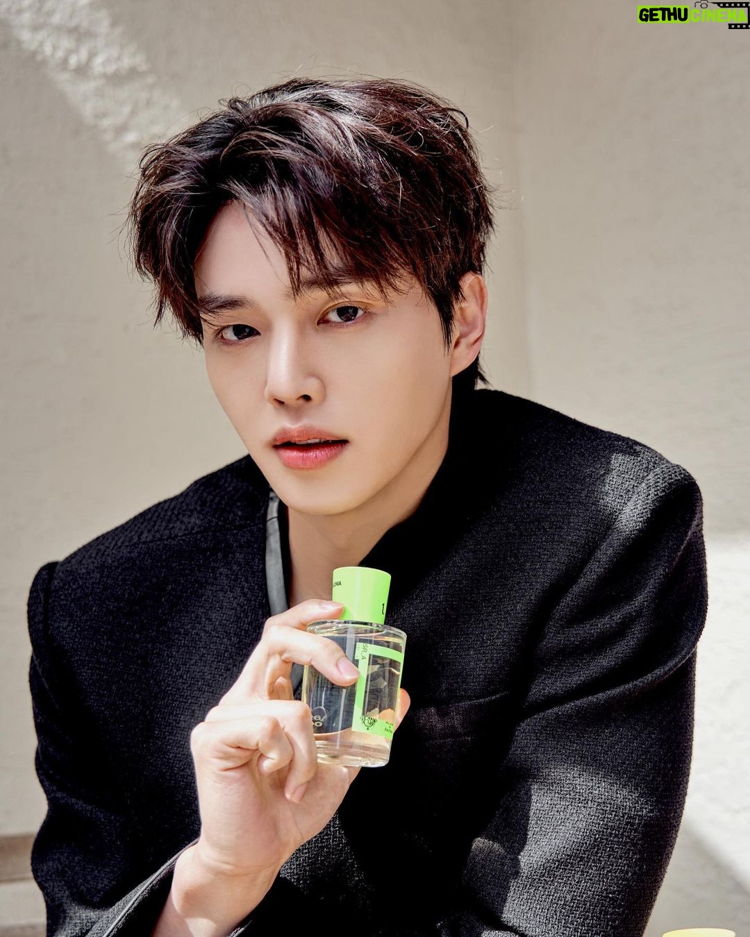 Song Kang Instagram - @acquadiparma_official @design.by.samuelroSS @Sr.asr.a #아쿠아디파르마 🥰😍☺️