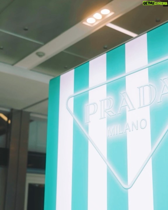 Song Kang Instagram - 이국적인 분위기의 프라다 트로피코 팝업스토어를 방문했습니다. 화려한 컬러의 제품들을 현대백화점 무역센터점에서 5월8일까지 보실 수 있습니다!!!☺️@Prada #PradaTropico #Prada