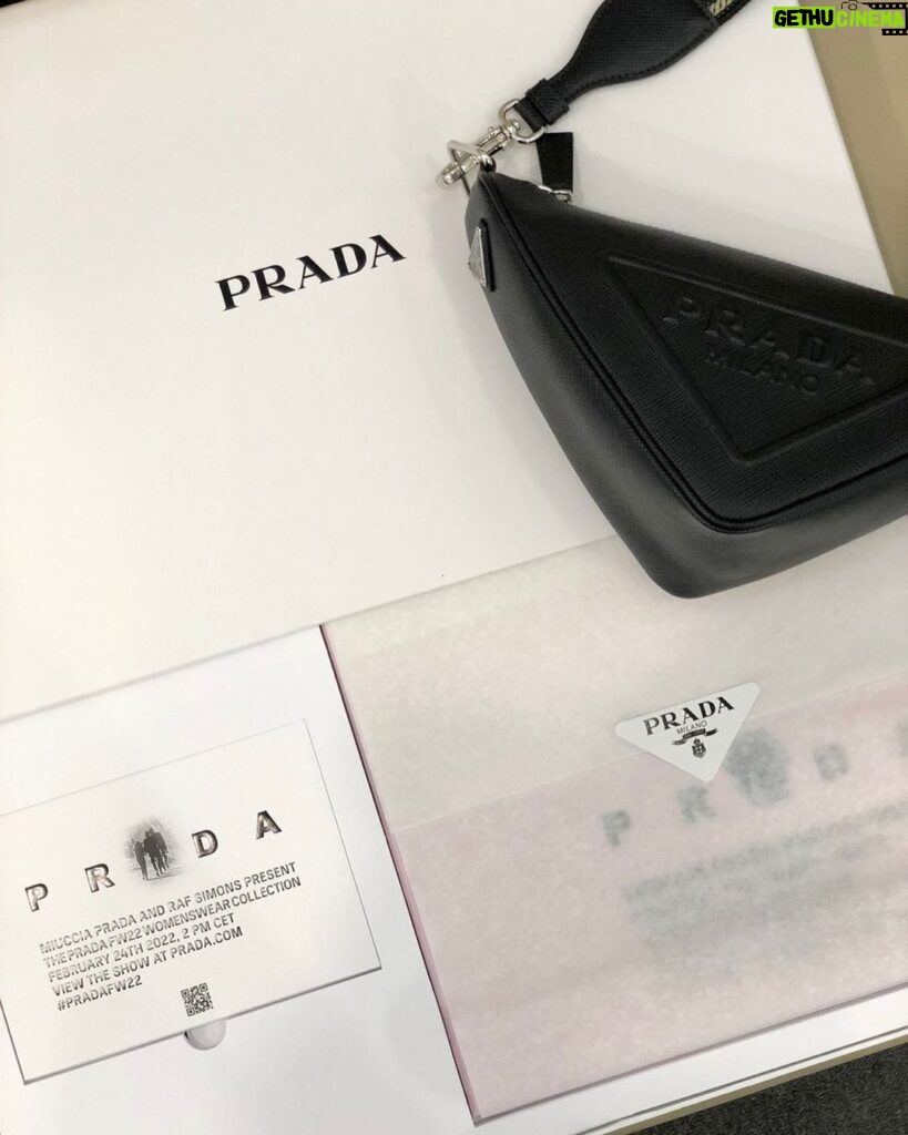 Song Kang Instagram - @prada#pradafw22#prada triangle. 프라다와 라프시먼스가 함께하는 프라다FW22 여성복 컬렉션 2022년 2월 24일 오후10시 프라다닷컴을통해 함께 보실 수 있습니다😍
