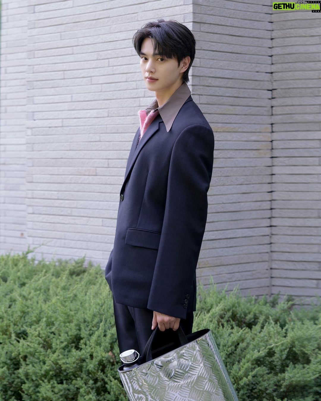 Song Kang Instagram - @prada #PradaSS24 미우치아 프라다와 라프 시몬스가 함께하는 프라다 SS24 남성복 컬렉션. 오후 9시 프라다 닷컴을 통해 함께 보실 수 있습니다☺️
