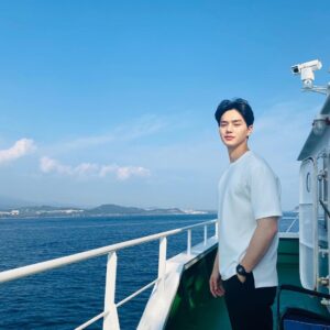 Song Kang Instagram - 눈이 안떠...져으...억🥺