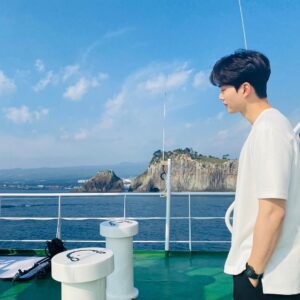 Song Kang Instagram - 눈이 안떠...져으...억🥺