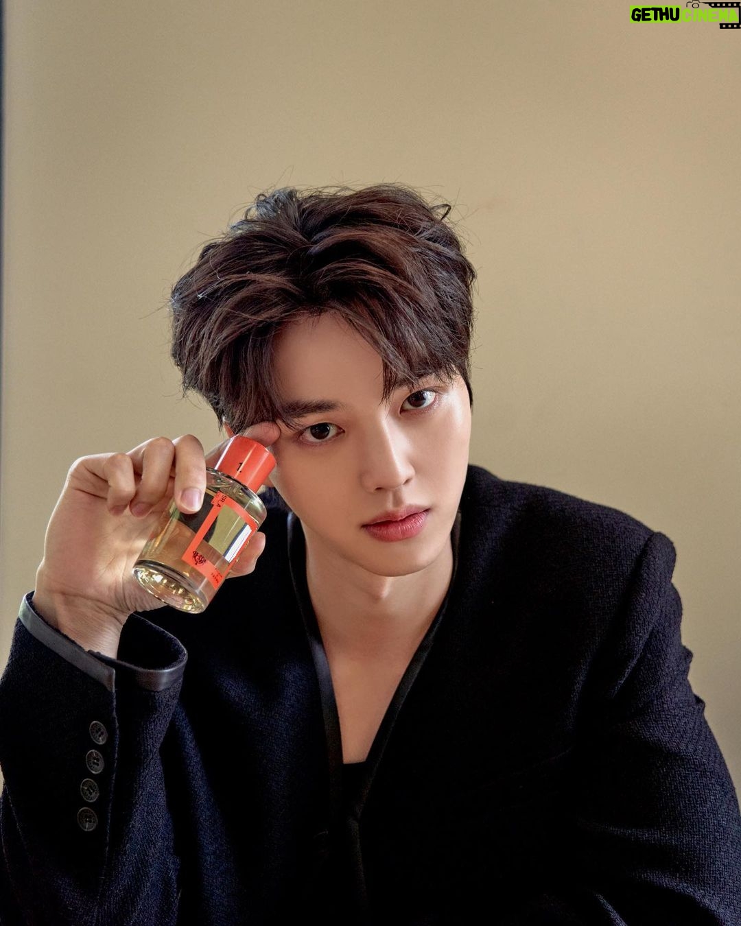 Song Kang Instagram - @acquadiparma_official @design.by.samuelroSS @Sr.asr.a #아쿠아디파르마 🥰😍☺️