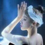 Song Yuqi Instagram - 奶啵啵！新年快乐！12点的时候要在舞台上…所以没法零点发 就现在发喽！ 2023年真的很充实很多回忆 刚才翻相册不知道该选什么照片 因为我觉得白天鹅 很像2023年的我 就像视频里的她一样 经历挫折 受伤 但依然勇敢忠诚 也希望2024年的我 可以像 视频里那样 变回她原本的那样 永远勇敢美丽 善良☺️ 感恩感谢所有人 2023年的陪伴(特别是我们奶啵啵） 还是那句老话 2024年也要 ❤️always be proud of yourself❤️ 네버버 해피뉴옐! 12시에 아마 제가 무대 위에 있을거에요! 12시에 딱 못 맞출 것 같아서 지금 올립니다！ 2023년에 정말 바쁘게 살아서ㅋㅋㅋ 많은 추억들이 있었는데 방금 사진첩 찾아보고 뭘 올릴지 고민끝에 이 White swan 착을 골랐어요! 이유는 뭔가 이 사진이랑 영상 속에 있는 그가 정말 2023년의 우기 같았다고 생각했어요. 많은 상처 많은 어려움이 있었지만 그래도 늘 용감하고 충실하고 열심히 했었요. 2024년의 우기도 영상 속 우기처럼 다시 원래 모습 초심으로 돌아가서 영원히 이쁘고 용감하고 착하고 아름다웠으면 좋겠어요.같이 함께 해줘서 고마웠어!! 모든분!(특히 네버버)2024년에도 기억해 꼭!네버버! ❤️always be proud of yourself❤️ Neverlands!Happy New Year!Just because I’m gonna be on the stage at 12...So Just send it now! 2023 was full of memories, and I just looked through my album and found this white swan photo. I thought the swan looked like me in 2023. Eventhough there were hard times and up and downs, the swan is still brave. I hope that in 2024 I can turn like the swan in the video, and become brave and beautiful and always be kind ☺ Thank you for being with me in 2023 (espeically our Neverlands) Never forget that ❤️always be proud of yourself❤️ Love you all🥰
