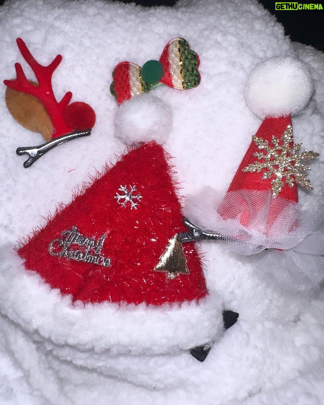 Song Yuqi Instagram - Merry Christmas 🎁 메리 크리스마스 🎄 圣诞节快乐🧑🎄 ❤️❤️❤️❤️❤️