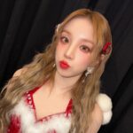 Song Yuqi Instagram - Merry Christmas 🎁 메리 크리스마스 🎄 圣诞节快乐🧑‍🎄 ❤️❤️❤️❤️❤️