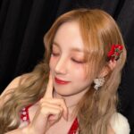 Song Yuqi Instagram - Merry Christmas 🎁 메리 크리스마스 🎄 圣诞节快乐🧑‍🎄 ❤️❤️❤️❤️❤️