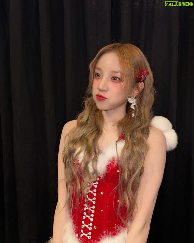 Song Yuqi Instagram - Merry Christmas 🎁 메리 크리스마스 🎄 圣诞节快乐🧑‍🎄 ❤️❤️❤️❤️❤️