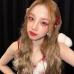 Song Yuqi Instagram - Merry Christmas 🎁 메리 크리스마스 🎄 圣诞节快乐🧑‍🎄 ❤️❤️❤️❤️❤️
