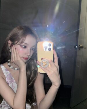 Song Yuqi Instagram - 어쩌면 나도 청순할수 있군😏
🌸🌸🌸