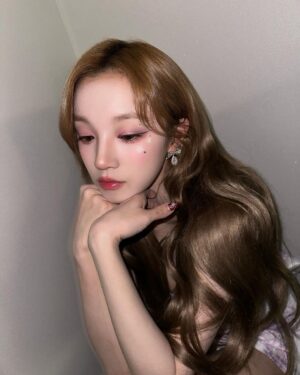 Song Yuqi Instagram - 어쩌면 나도 청순할수 있군😏
🌸🌸🌸