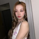Song Yuqi Instagram - 어쩌면 나도 청순할수 있군😏 🌸🌸🌸