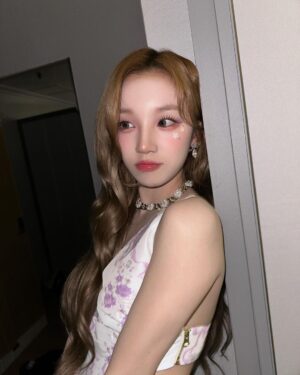 Song Yuqi Instagram - 어쩌면 나도 청순할수 있군😏
🌸🌸🌸