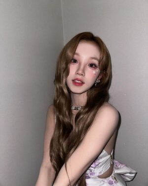 Song Yuqi Instagram - 어쩌면 나도 청순할수 있군😏
🌸🌸🌸