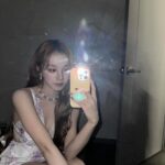 Song Yuqi Instagram - 어쩌면 나도 청순할수 있군😏 🌸🌸🌸