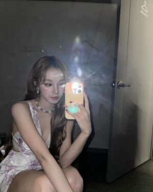 Song Yuqi Instagram - 어쩌면 나도 청순할수 있군😏
🌸🌸🌸